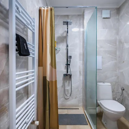 Modern 1br With Balcony Steps From The By Flаt Mаnаgеr *