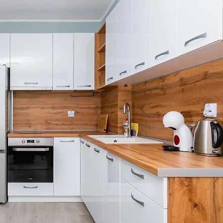 Modern 1br With Balcony Steps From The By Flаt Mаnаgеr